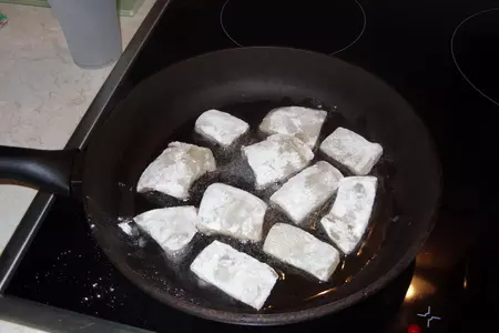 Кальмары в сметанном соусе с оранжевым рисом: шаг 3