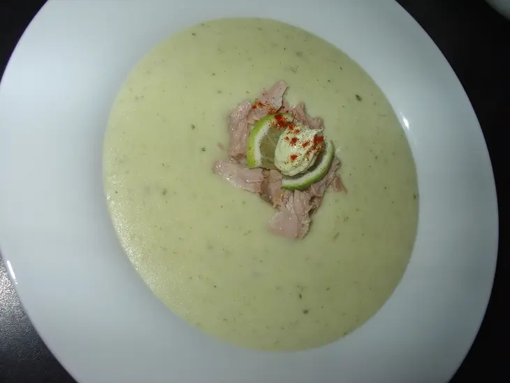 Крем-суп с цуккини, тунцом и авокадовым маслом.: шаг 1