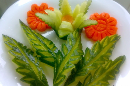 Украшение из морковки и огурца: шаг 6