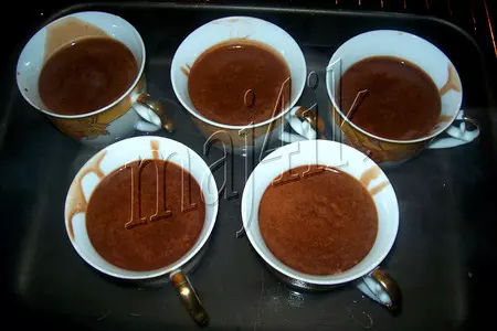Шоколадный мусс-крем с ликёром и маскарпоне, запечённый в чашечках: шаг 5