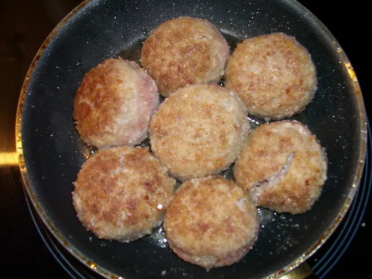 Гречаники мясные    в творожно-чесночном соусе: шаг 5