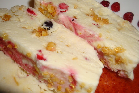 Мороженое- пломбир с грильяжем и ягодами: шаг 4