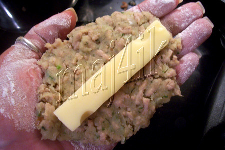 Картофельно-мясные крокеты с сырной начинкой, да под перечным соусом: шаг 4
