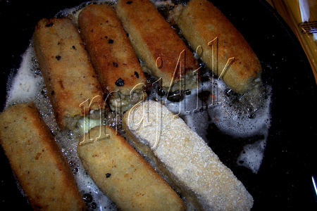 Картофельно-мясные крокеты с сырной начинкой, да под перечным соусом: шаг 7