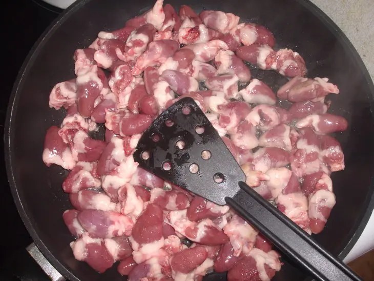 Куриные сердечки с ананасами: шаг 1