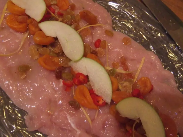Рулет из куриной грудки с сухофруктами, лимонной цедрой, проготовленный в пароварке: шаг 5