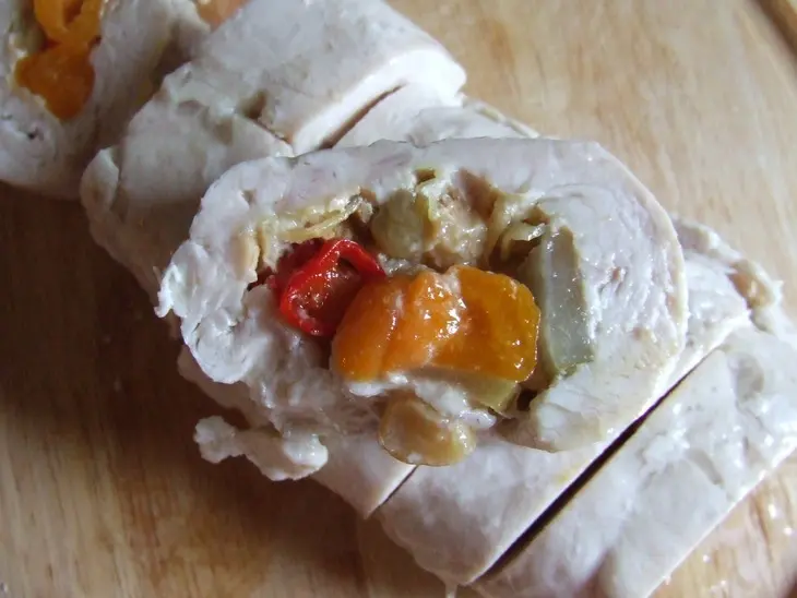 Рулет из куриной грудки с сухофруктами, лимонной цедрой, проготовленный в пароварке: шаг 8