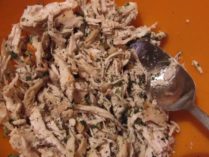Закусочный пирог из слоеного теста с курицей, брынзой и сушеной мятой: шаг 4