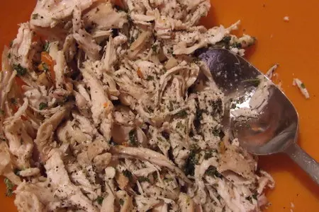 Закусочный пирог из слоеного теста с курицей, брынзой и сушеной мятой: шаг 4