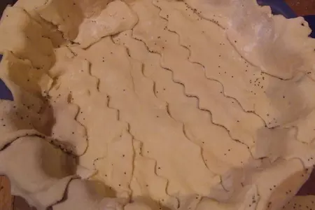 Закусочный пирог из слоеного теста с курицей, брынзой и сушеной мятой: шаг 6