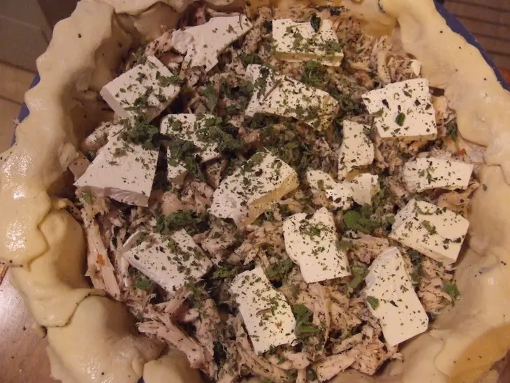 Закусочный пирог из слоеного теста с курицей, брынзой и сушеной мятой: шаг 7