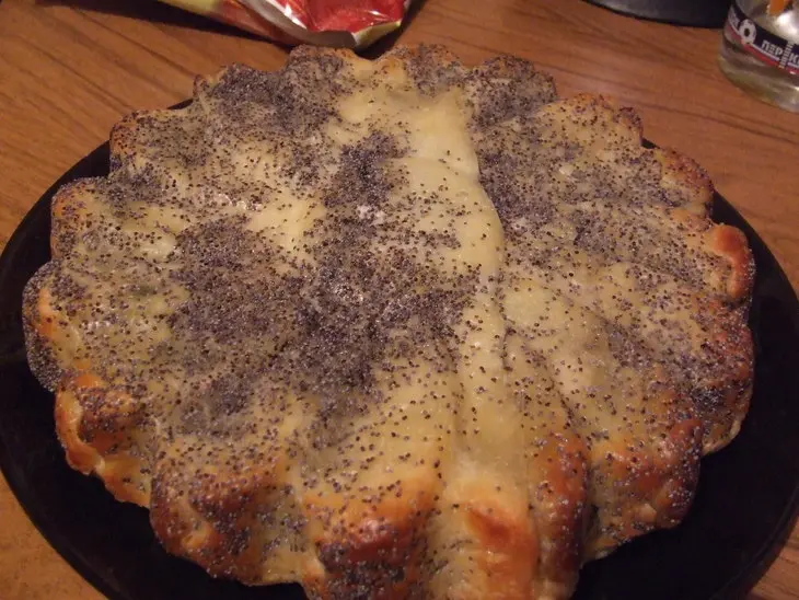 Закусочный пирог из слоеного теста с курицей, брынзой и сушеной мятой: шаг 8