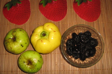 Пирог с яблоком, айвой и черносливом: шаг 1