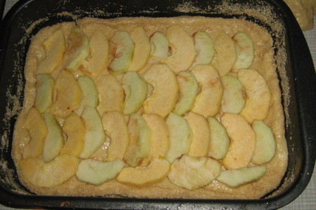 Пирог с яблоком, айвой и черносливом: шаг 3