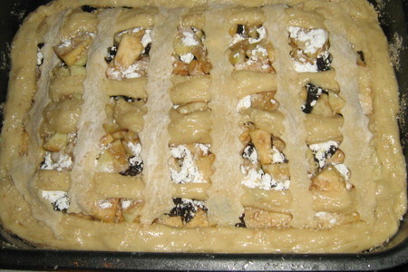 Пирог с яблоком, айвой и черносливом: шаг 4