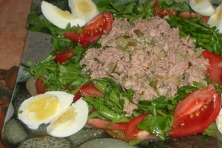 Салат с тунцом, руколой и соленым огурцом: шаг 1