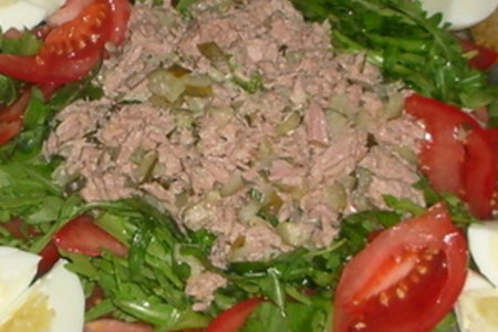 Салат с тунцом, руколой и соленым огурцом: шаг 2