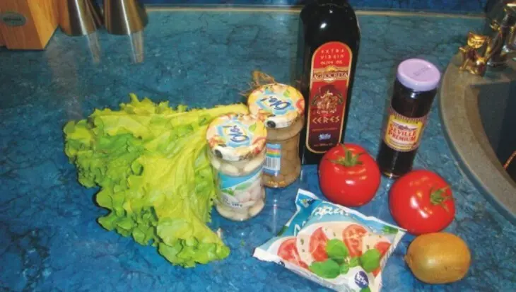 Моцарелла с помидором под соусом из киви.: шаг 1