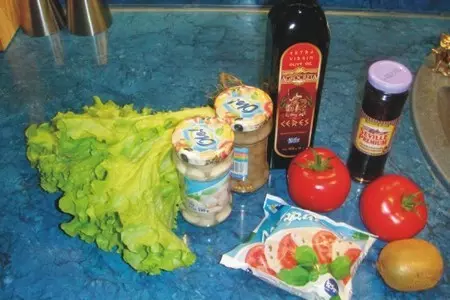 Моцарелла с помидором под соусом из киви.: шаг 1