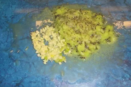 Моцарелла с помидором под соусом из киви.: шаг 2