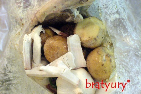Баранина в пакете. грудинка баранья в пакете с картофелем, специями, яблоком, чесноком и салом: шаг 4