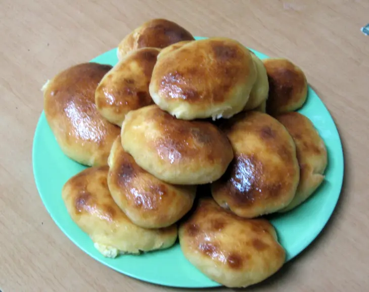 Пирожки и лепешки с сырной начинкой: шаг 1