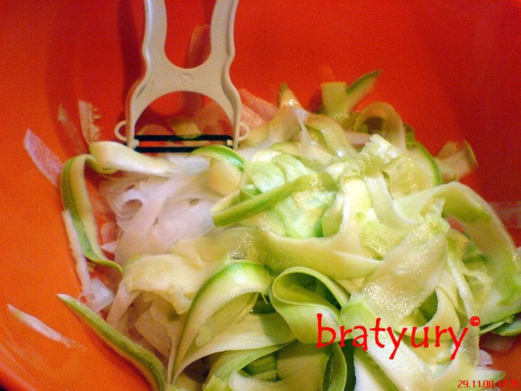 Салат из дайкона и кабачка: шаг 2