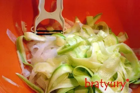 Салат из дайкона и кабачка: шаг 2