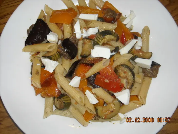 Салат из макарон с овощами и песто: шаг 2