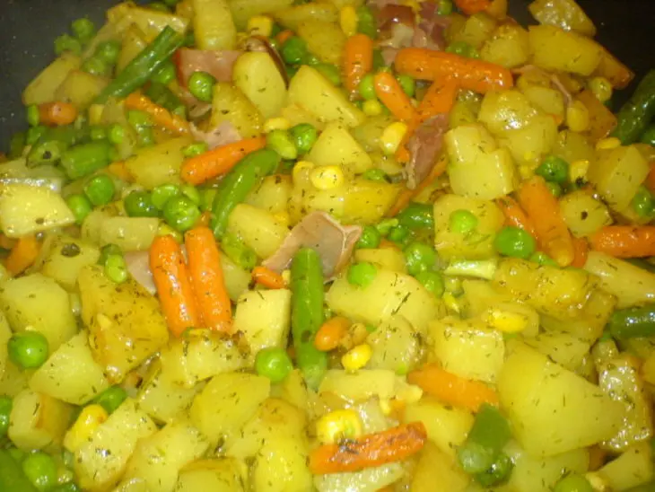 Жареный картофель с овощами mix ...(на скорую руку): шаг 2