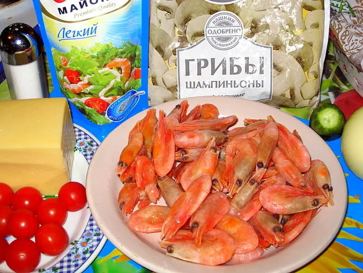Салат с грибами и креветками.: шаг 1