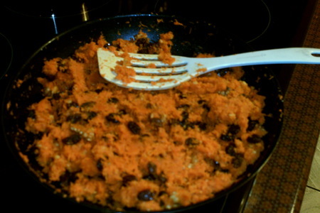 Пирожки с морковью, изюмом и орехами: шаг 1