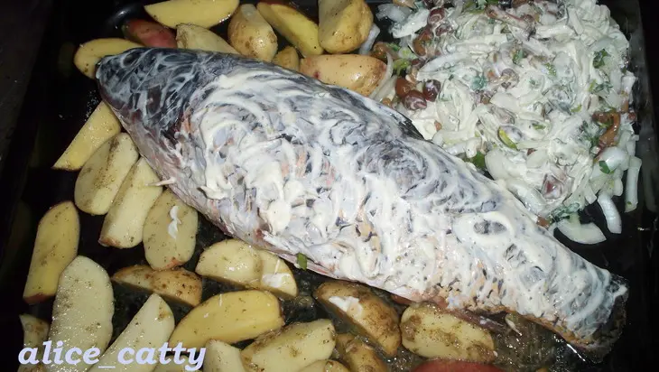 Сазанчик запеченный с опятами и румяной картошечкой: шаг 6