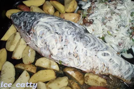 Сазанчик запеченный с опятами и румяной картошечкой: шаг 6