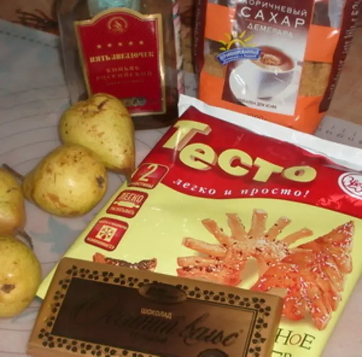 Слоеный десерт из груш с шоколадом: шаг 1