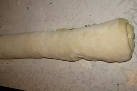 Хлебушек рулетный с укропчиком и чесночком: шаг 4