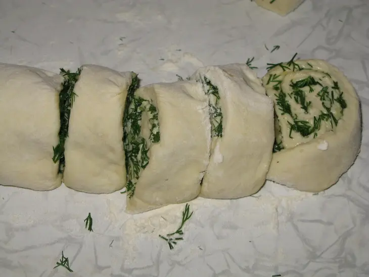 Хлебушек рулетный с укропчиком и чесночком: шаг 5
