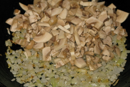 Биточки из копченой горбуши со шпинатом и грибами: шаг 3