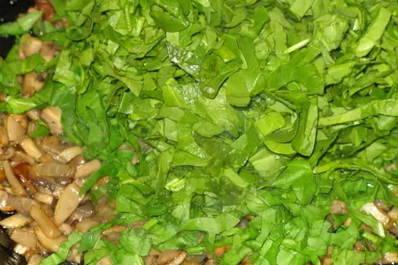 Биточки из копченой горбуши со шпинатом и грибами: шаг 5