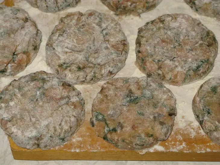 Биточки из копченой горбуши со шпинатом и грибами: шаг 6