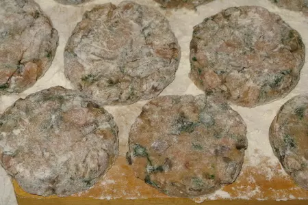Биточки из копченой горбуши со шпинатом и грибами: шаг 6