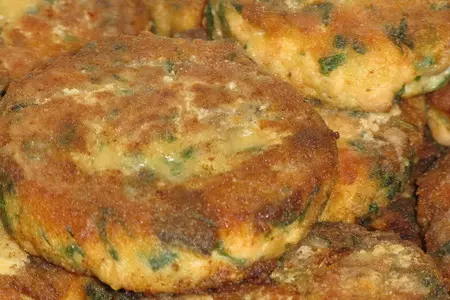 Биточки из копченой горбуши со шпинатом и грибами: шаг 8