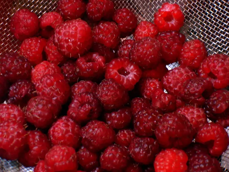 Десерт с малиной и взбитыми сливками: шаг 3