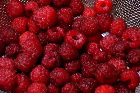 Десерт с малиной и взбитыми сливками: шаг 3