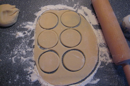Крахмальное печенье и корзиночки с взбитыми сливками и мармеладом: шаг 1