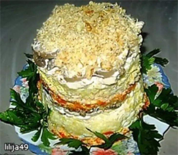 Салат слоеный с курицей: шаг 1