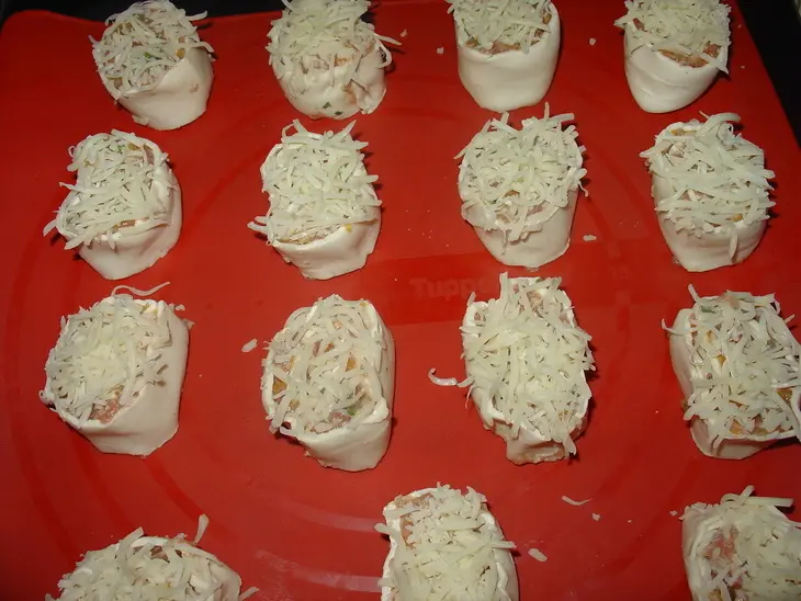 Мясные „улитки“ в слоёном тесте.: шаг 1