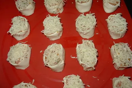 Мясные „улитки“ в слоёном тесте.: шаг 1