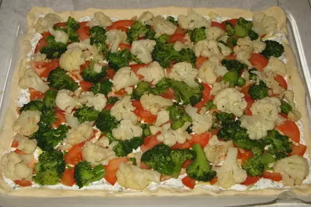 Пирог...вкусный...очень(хоть изначально и задумывался как пицца :-) ): шаг 4