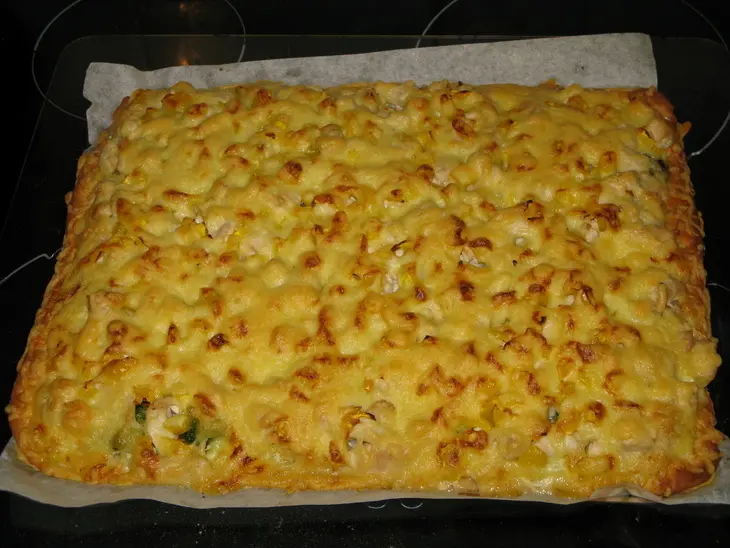 Пирог...вкусный...очень(хоть изначально и задумывался как пицца :-) ): шаг 7